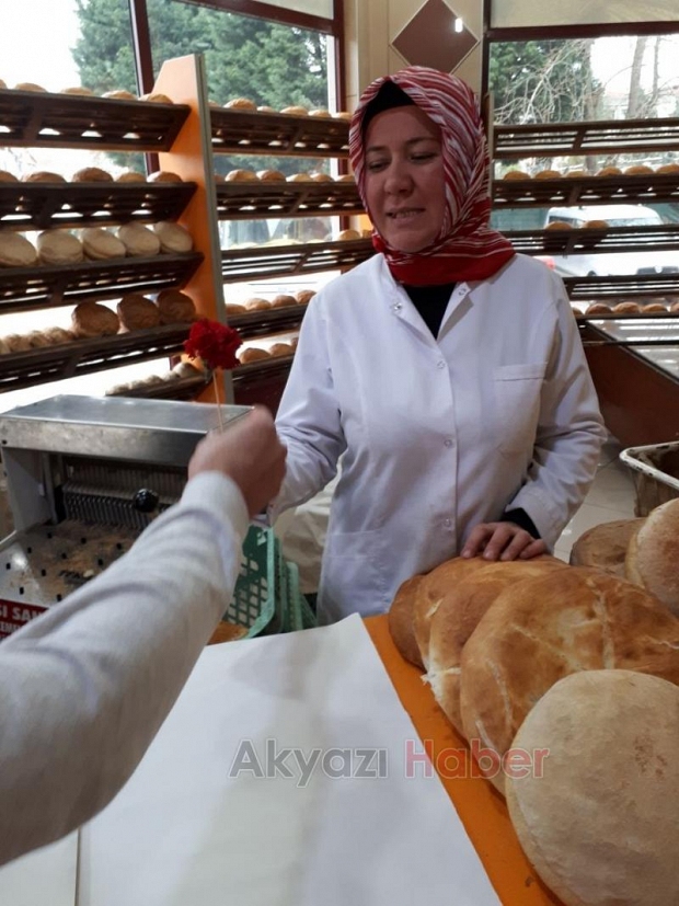 Akyazı MYO Öğrenciler Karanfil Dağıttı