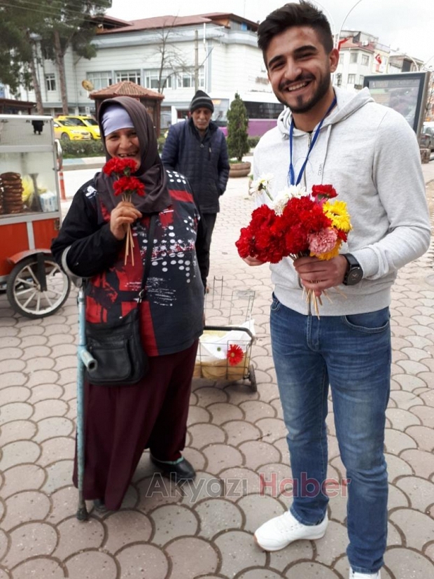 Akyazı MYO Öğrenciler Karanfil Dağıttı