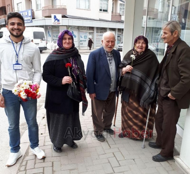 Akyazı MYO Öğrenciler Karanfil Dağıttı