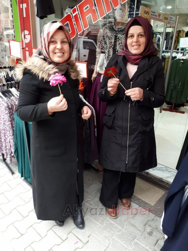 Akyazı MYO Öğrenciler Karanfil Dağıttı