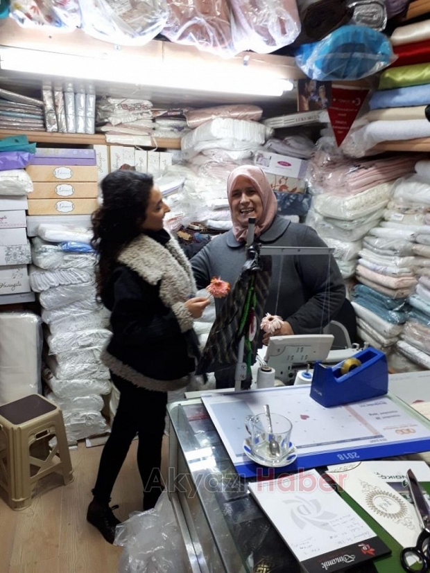 Akyazı MYO Öğrenciler Karanfil Dağıttı