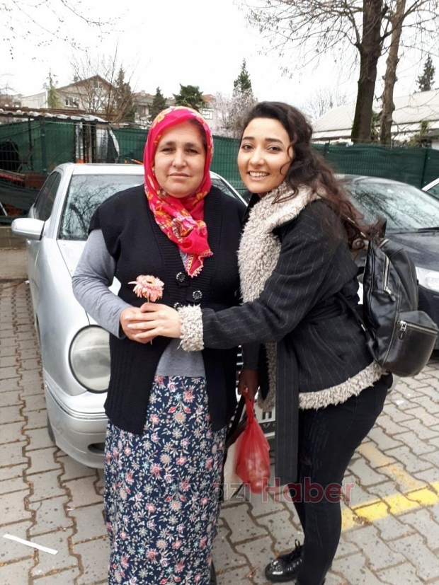 Akyazı MYO Öğrenciler Karanfil Dağıttı