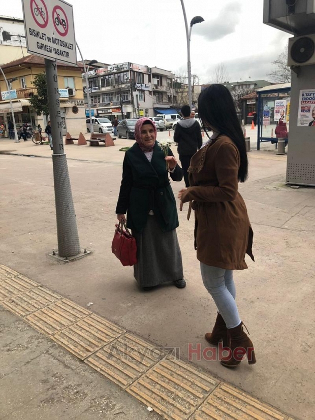 Akyazı MYO Öğrenciler Karanfil Dağıttı