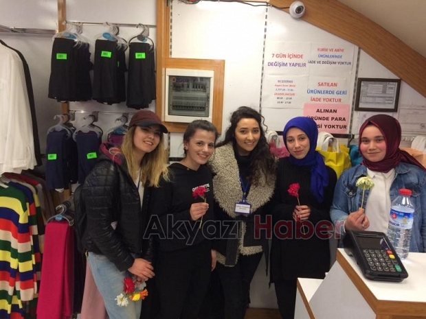 Akyazı MYO Öğrenciler Karanfil Dağıttı