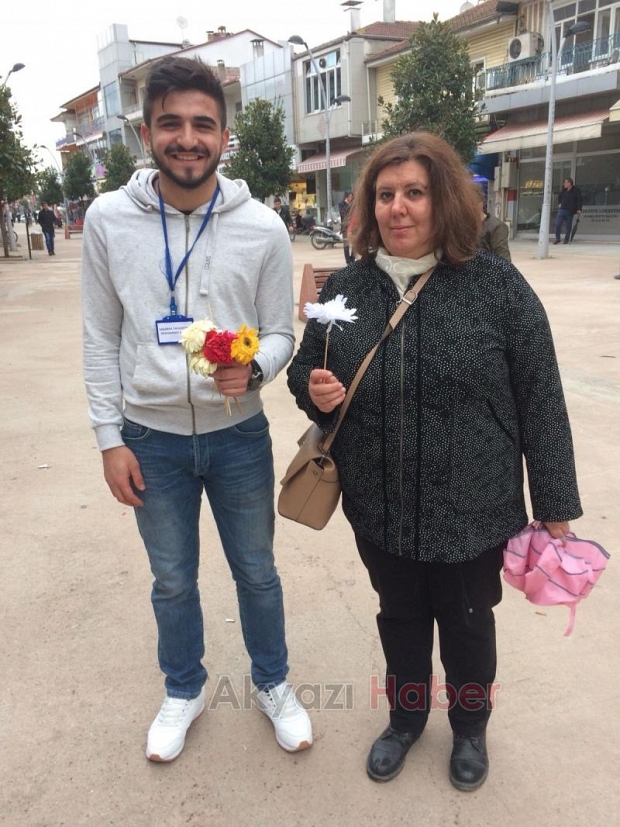 Akyazı MYO Öğrenciler Karanfil Dağıttı