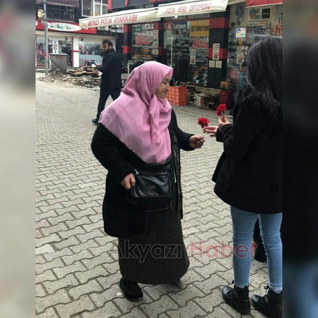 Akyazı MYO Öğrenciler Karanfil Dağıttı