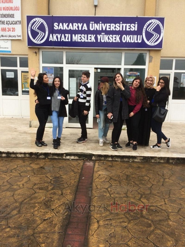 Akyazı MYO Öğrenciler Karanfil Dağıttı