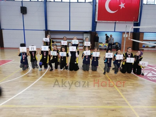 AKYAZI VOLEYBOLUNA İNÖNÜ DAMGASI