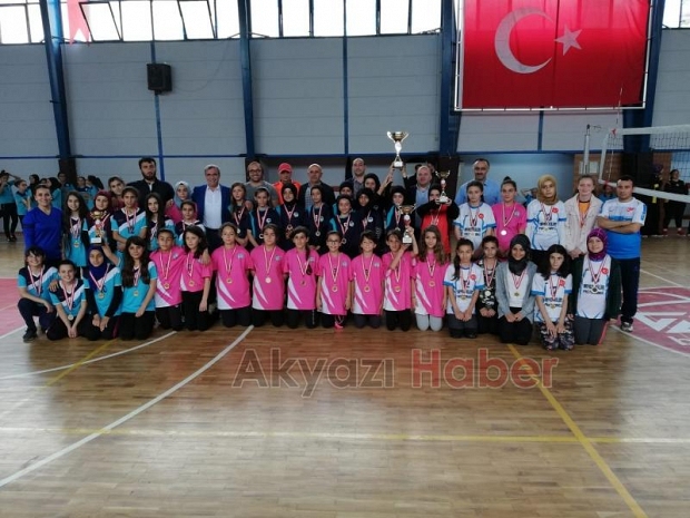AKYAZI VOLEYBOLUNA İNÖNÜ DAMGASI