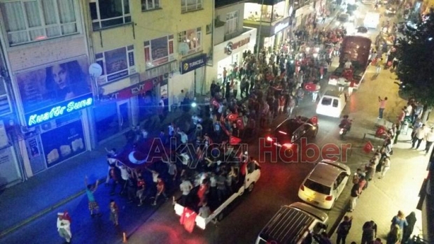 Akyazı yine sokakta: Darbeye karşı demokrasi nöbeti