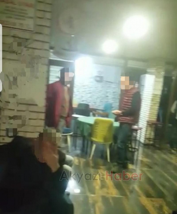 Akyazıda 17 kişi okey oynarken basıldı