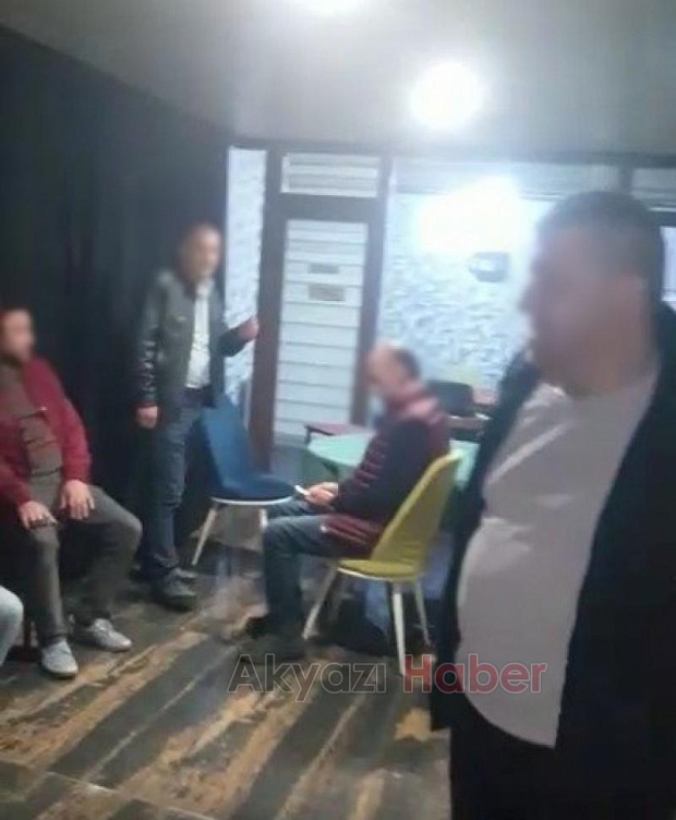 Akyazıda 17 kişi okey oynarken basıldı