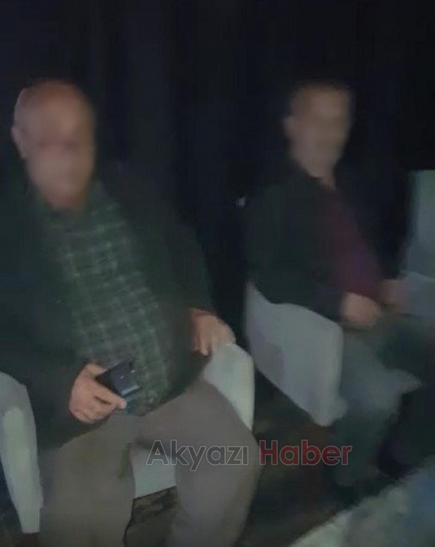 Akyazıda 17 kişi okey oynarken basıldı