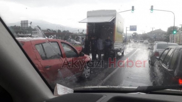Akyazıda 3 araç birbirine girdi