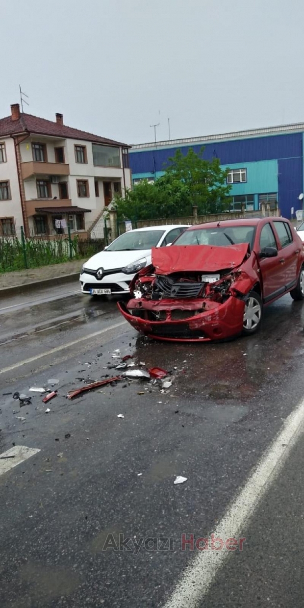 Akyazıda 3 araç birbirine girdi