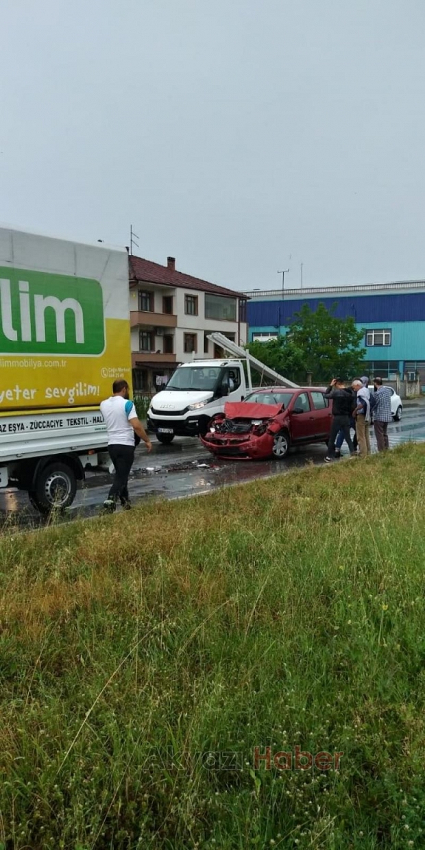 Akyazıda 3 araç birbirine girdi