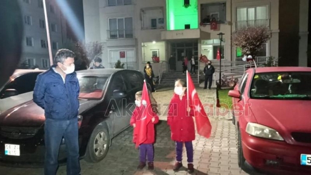 Akyazıda balkonlardan İstiklal Marşı okundu