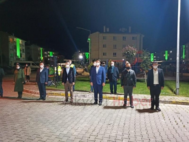 Akyazıda balkonlardan İstiklal Marşı okundu