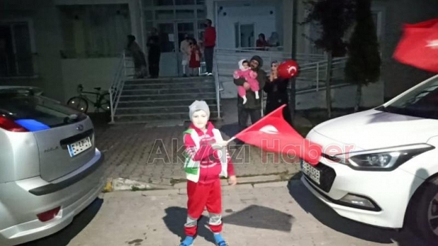 Akyazıda balkonlardan İstiklal Marşı okundu