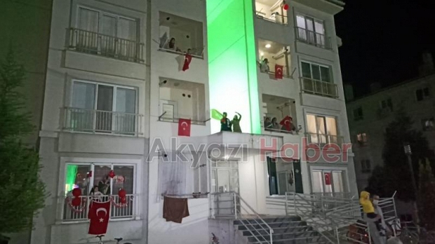 Akyazıda balkonlardan İstiklal Marşı okundu