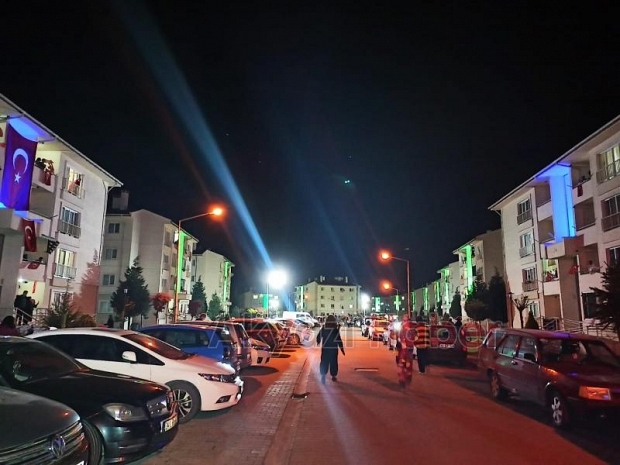 Akyazıda balkonlardan İstiklal Marşı okundu