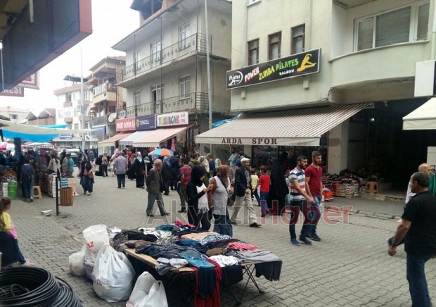 Akyazı’da Bayram Yoğunluğu Esnafın Yüzünü Güldürdü