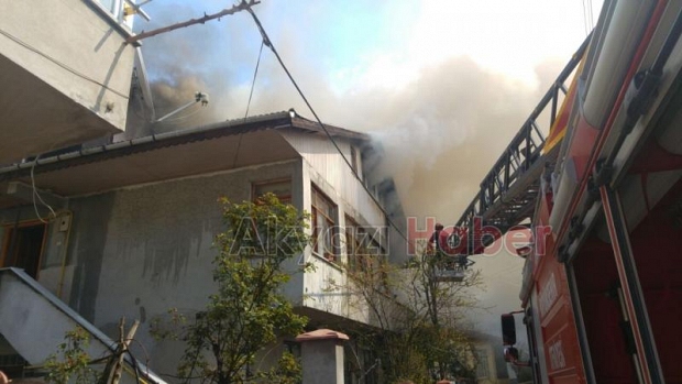 Akyazıda Bina Yangını