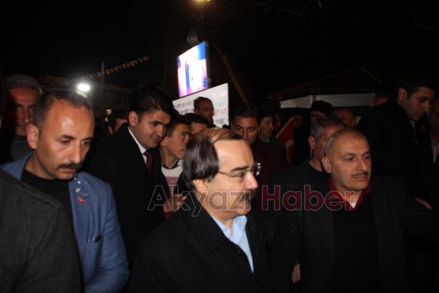 Akyazıda Binler Demokrasi Meydanını Doldurdu