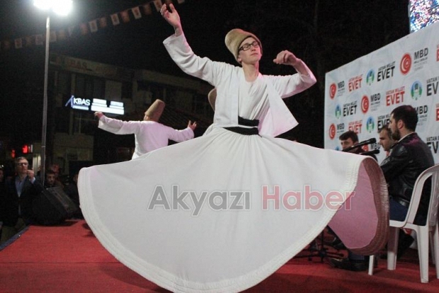 Akyazıda Binler Demokrasi Meydanını Doldurdu