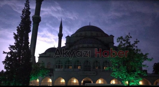 Akyazıda Geceyi Şimşekler Aydınlattı