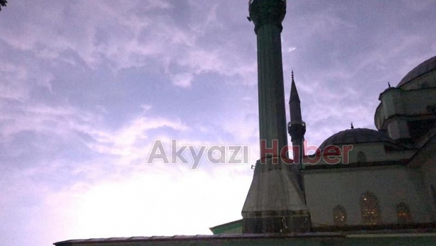 Akyazıda Geceyi Şimşekler Aydınlattı