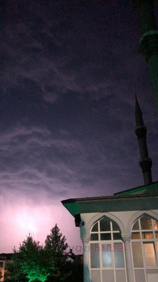 Akyazıda Geceyi Şimşekler Aydınlattı