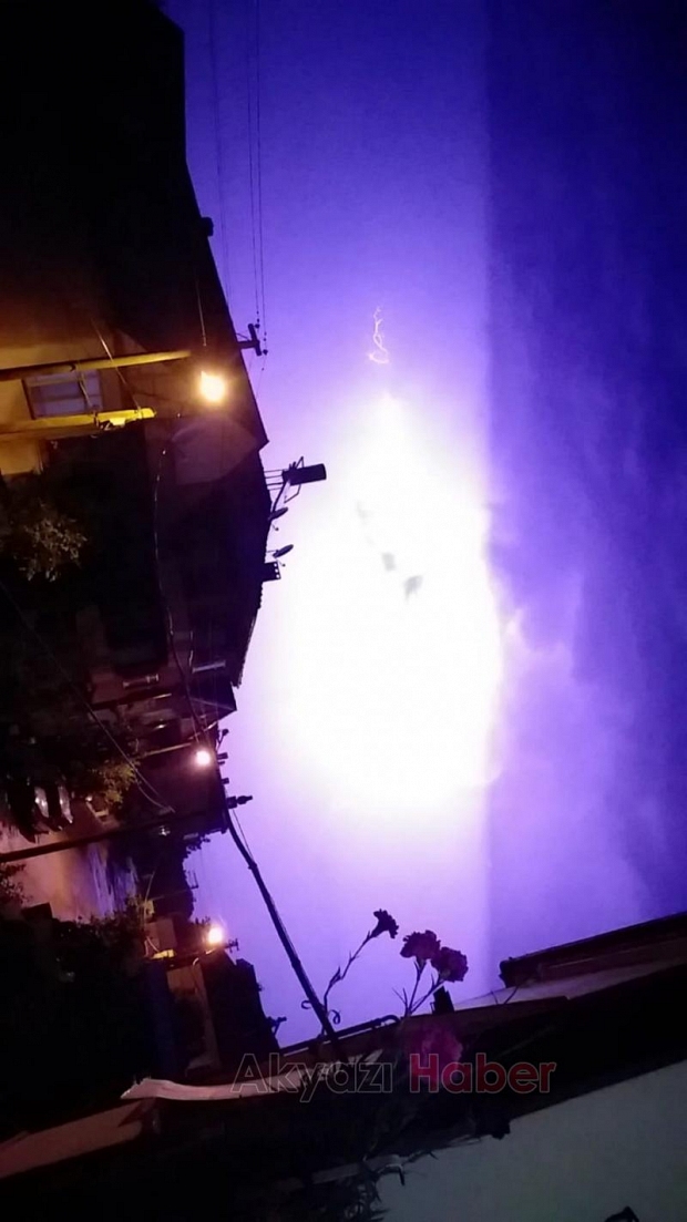 Akyazıda Geceyi Şimşekler Aydınlattı
