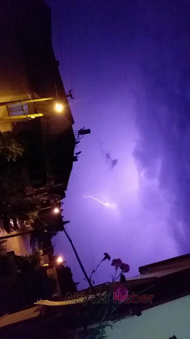 Akyazıda Geceyi Şimşekler Aydınlattı