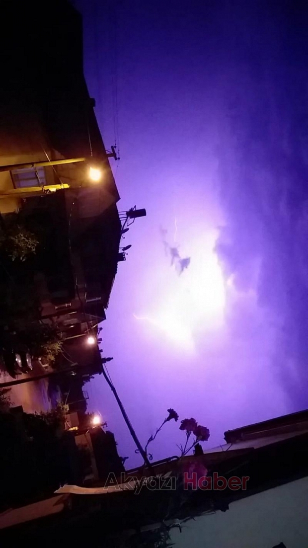 Akyazıda Geceyi Şimşekler Aydınlattı