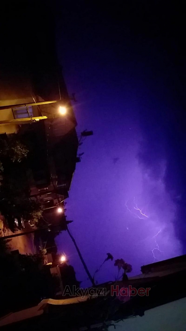 Akyazıda Geceyi Şimşekler Aydınlattı