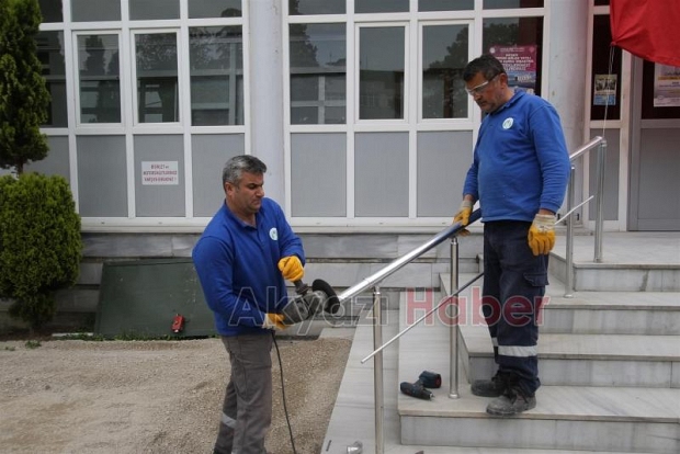 AKYAZI’DA KAVŞAKLAR YENİLENİYOR
