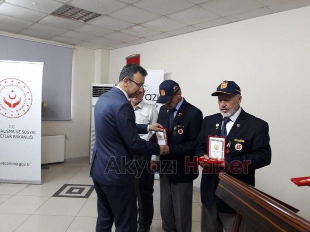 Akyazıda Kıbrıs Gazilerine madalya verildi