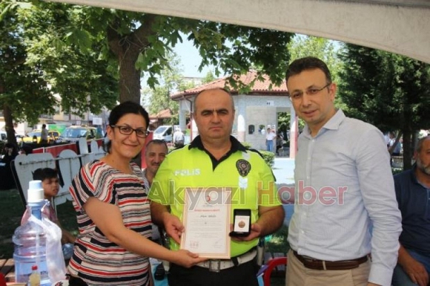 Akyazıda Kızılay 57 Kişiye madalya verdi