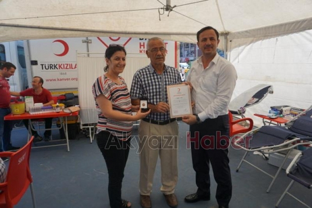 Akyazıda Kızılay 57 Kişiye madalya verdi