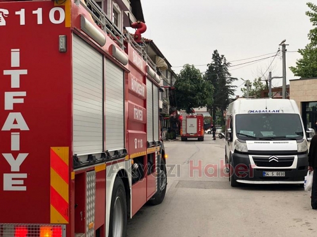 Akyazıda Merdiven Boşluğunda Çıkan Yangın Korkuttu