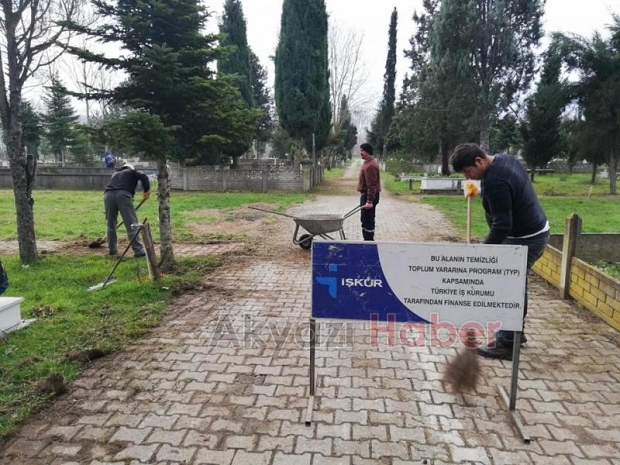 Akyazıda mezarlık bakımları yapılıyor