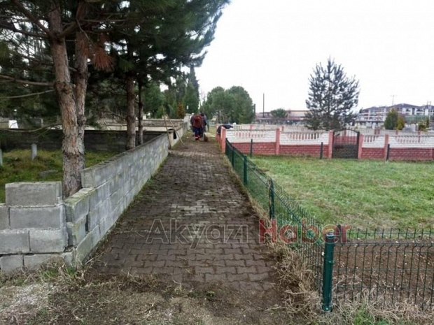 Akyazıda mezarlık bakımları yapılıyor
