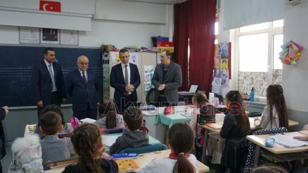 Akyazıda öğrenciler karne heyecanı yaşadı