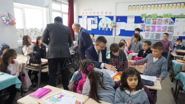Akyazıda öğrenciler karne heyecanı yaşadı