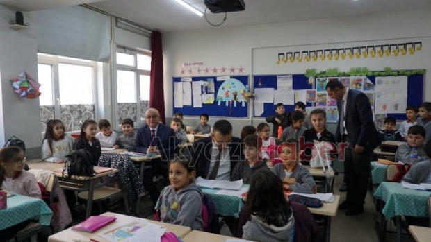Akyazıda öğrenciler karne heyecanı yaşadı