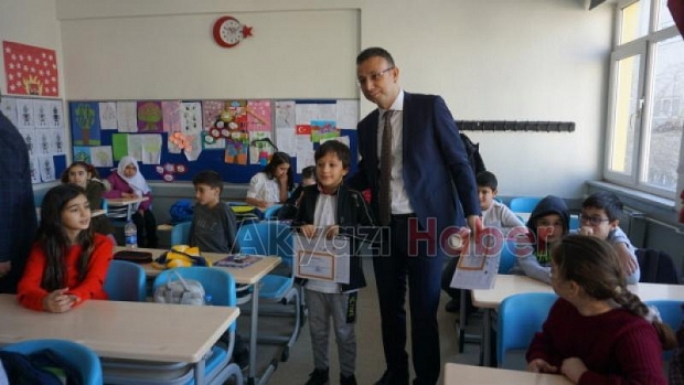 Akyazıda öğrenciler karne heyecanı yaşadı