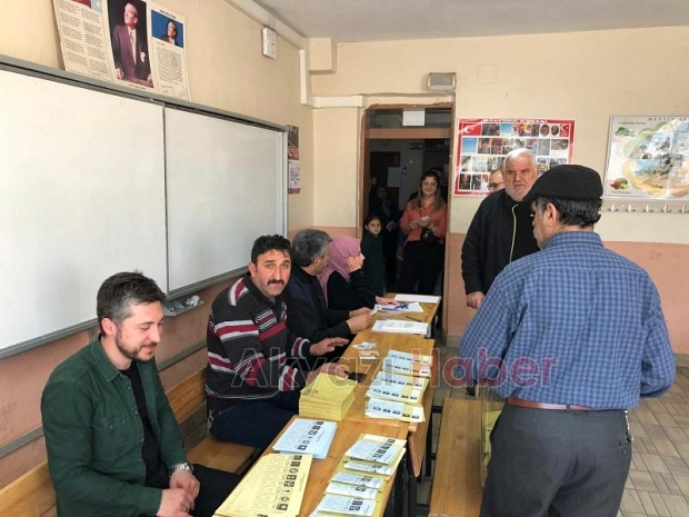 Akyazıda oy saati kaçta sona erecek
