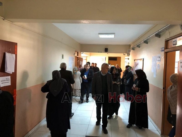 Akyazıda oy saati kaçta sona erecek