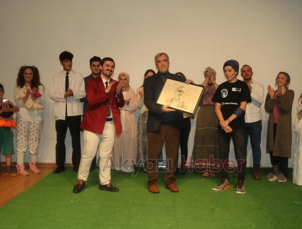 AKYAZI’DA TİYATRO GELENEĞİ DEVAM EDİYOR